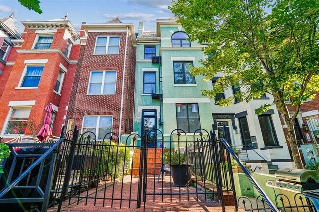 Building Photo - Modern 2BR 2BA Apartment in Columbia Heights