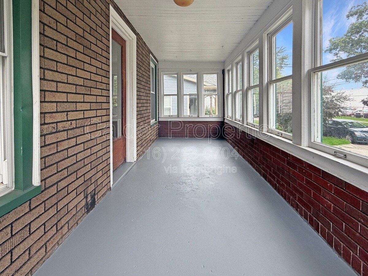 Photo - 630 Plett St SW