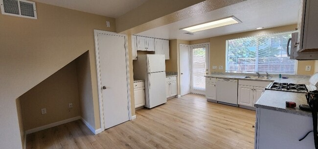 Photo - Nice Condo 2 Bedroom 1 Bath Off Street Parking in Great Area Valljeo