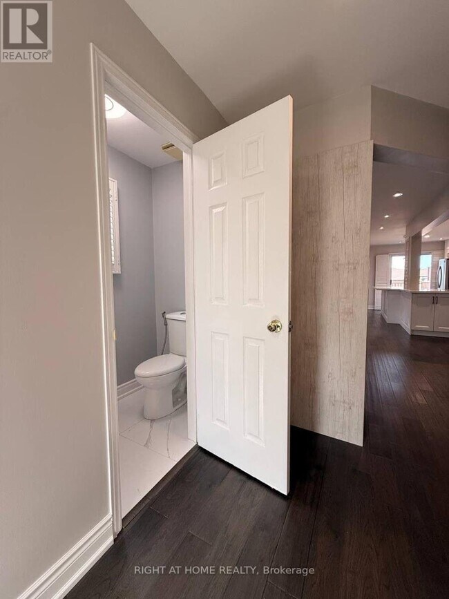 Photo - 746 Walpole Crescent