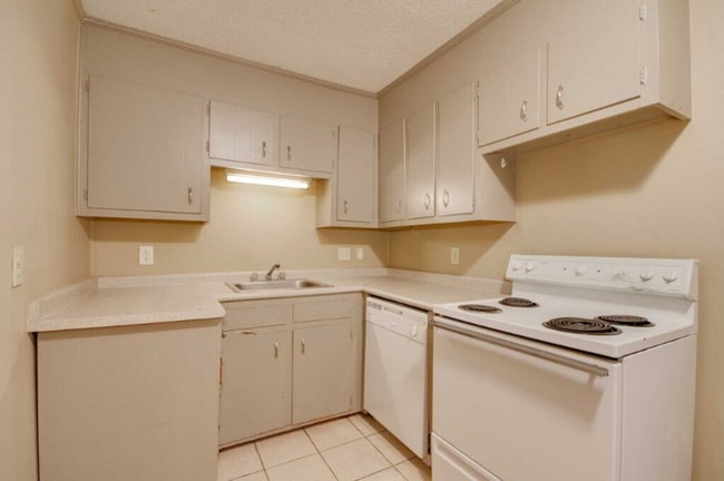 Photo - 608 Jack Warner Pkwy Unidad 2 Bedroom