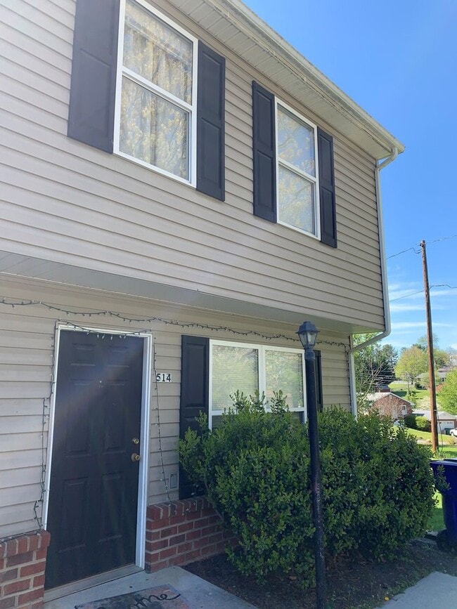Building Photo - 3 Bedroom 2.5 Bath Townhouse