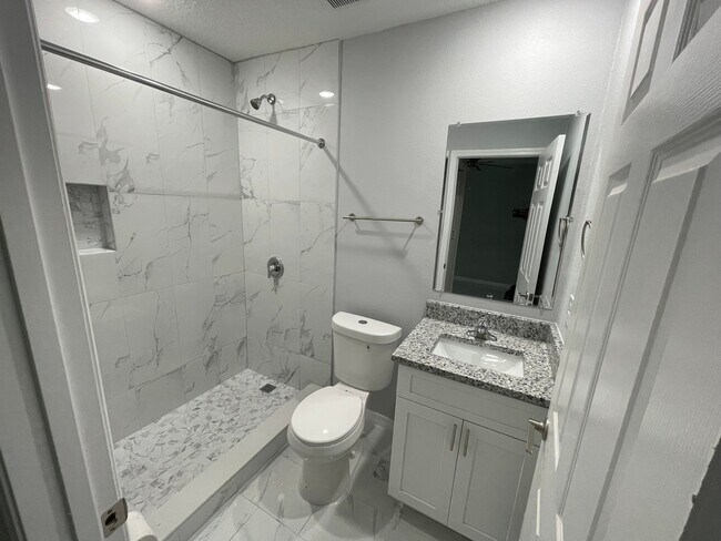Photo - 1806 Bay St
