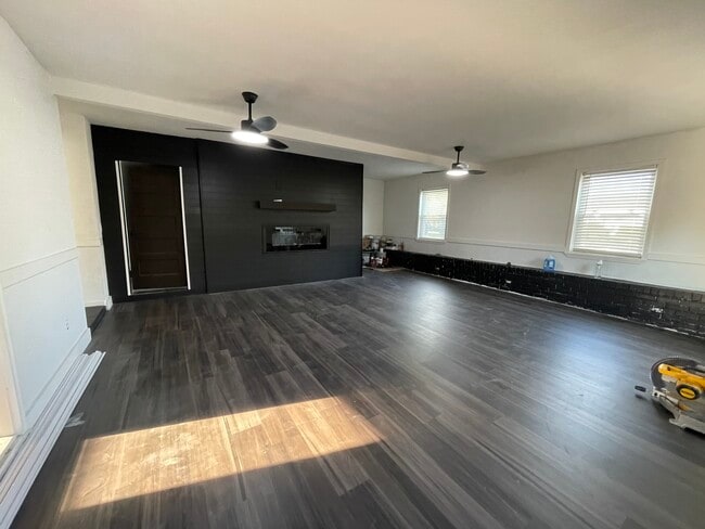 Building Photo - 910 Clearmont Dr Rental