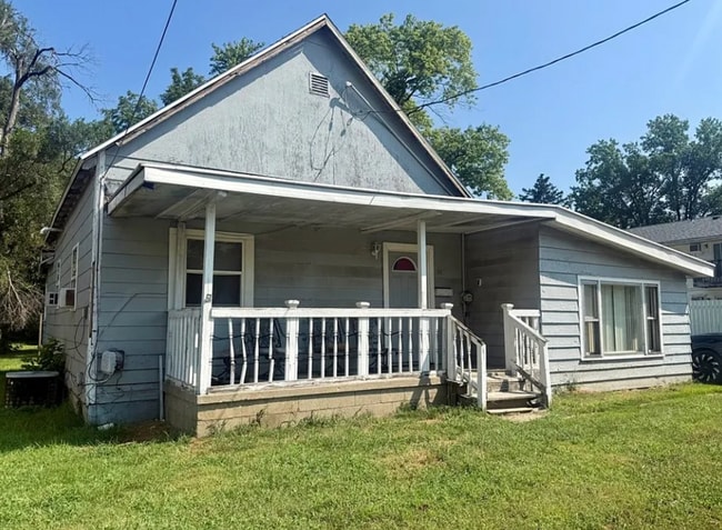 Building Photo - 913 Maple St