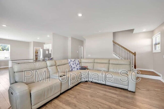 Photo - 207 Bridlewood Ln