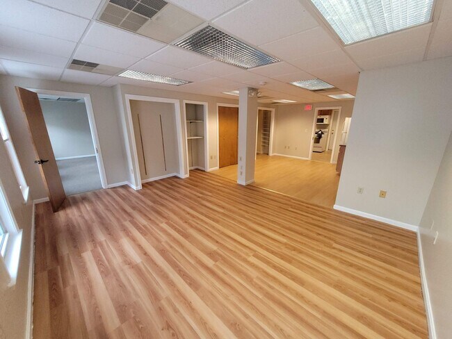 Building Photo - 1346-1356 Elm St. Unit 1348-2 Elm