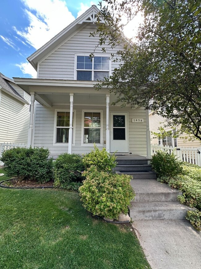 Building Photo - 2 Bedroom 2.5 Bath with 2 Car Garage Rental