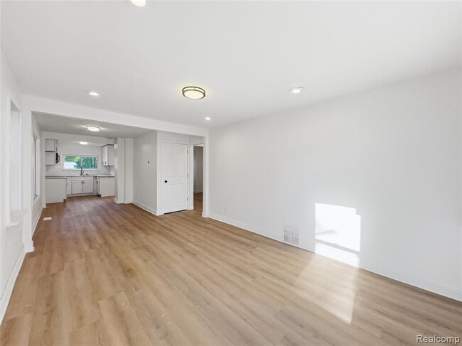 Photo - 329 W Muir Ave