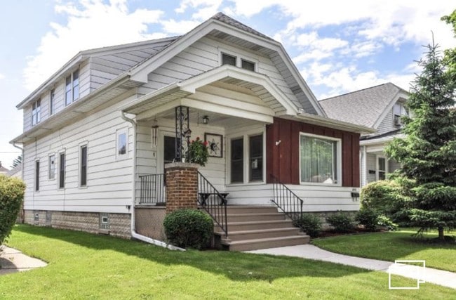 Building Photo - 2040 S 74th St Unit Upper