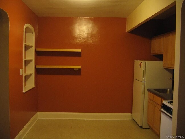 Building Photo - 221 E 18th St Unit 0