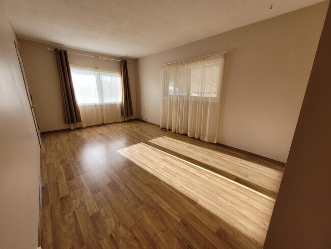 Photo - 11232-11105 105 Ave