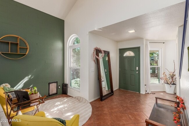 Photo - 518 E Kerry Ln