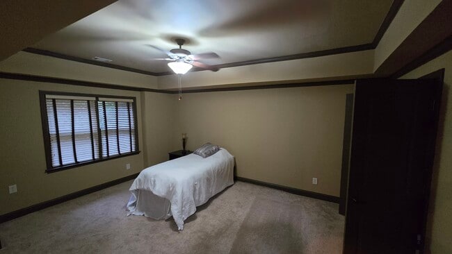 Building Photo - 3130 Aldridge Ct. Unit Basement Apartment