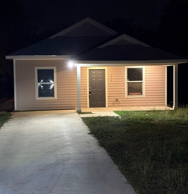 Building Photo - 914 Country Club Dr