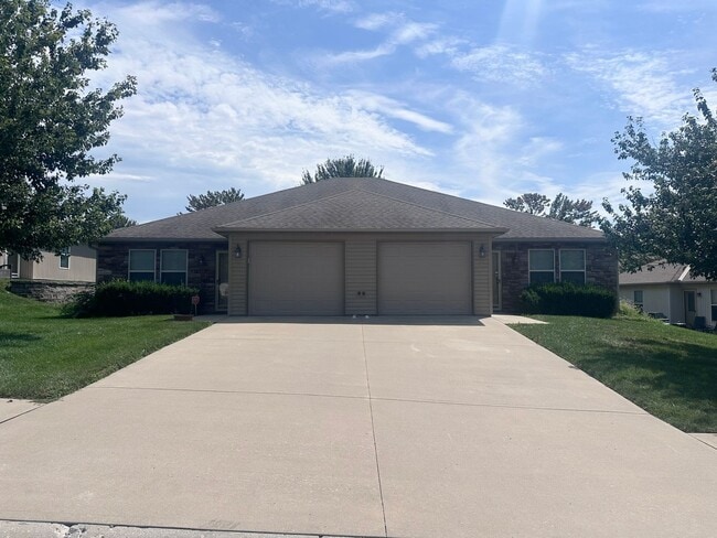 Building Photo - 108 SE Rose Garden Ln