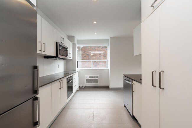 Photo - 3008-3010 Queen St E.