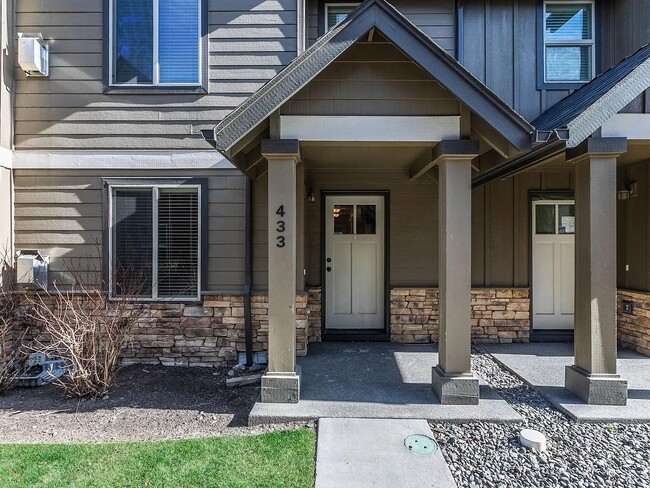 Building Photo - Charming 3 Story Townhome with AC