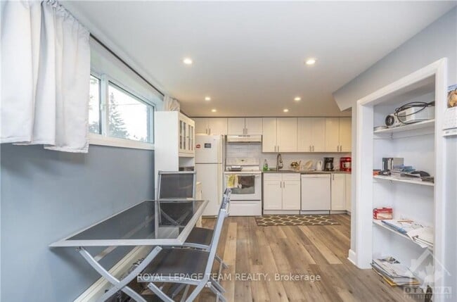 Photo - 1403 Sault St