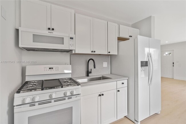 Building Photo - 815 NE 5th St Unit 1