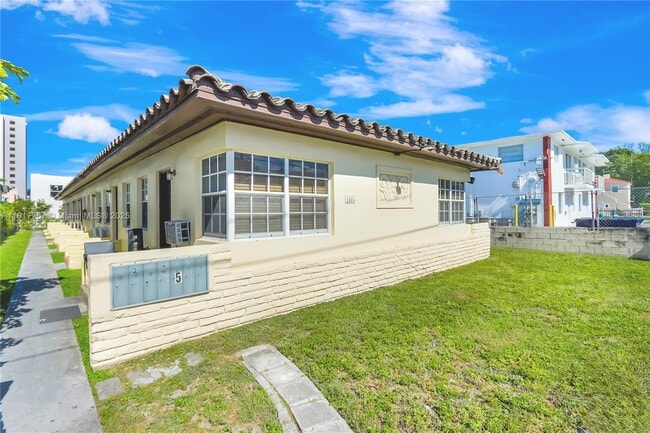 Building Photo - 1021 SW 3rd St Unit 7