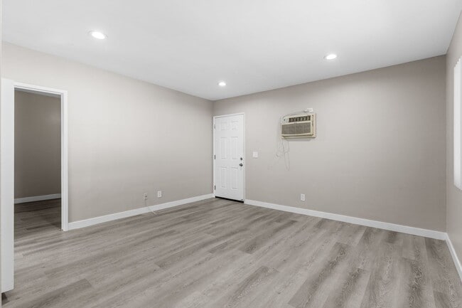 Photo - 113-201 South Lillie Avenue