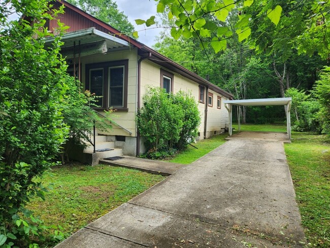 $1,350 - 3 Bedroom / 1 Bathroom Unfurnishe... - $1,350 - 3 Bedroom / 1 Bathroom Unfurnishe... House
