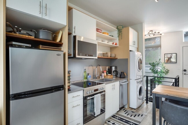 Photo - 3843 21st Ave SW Unit SI ID1035939P