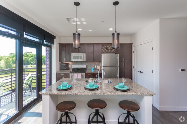 1BR, 1BA - 701 SF