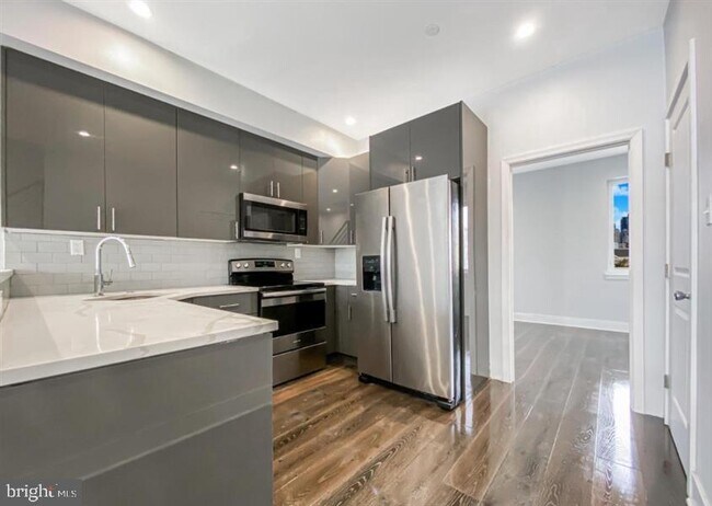 Photo - 2211 Moore St
