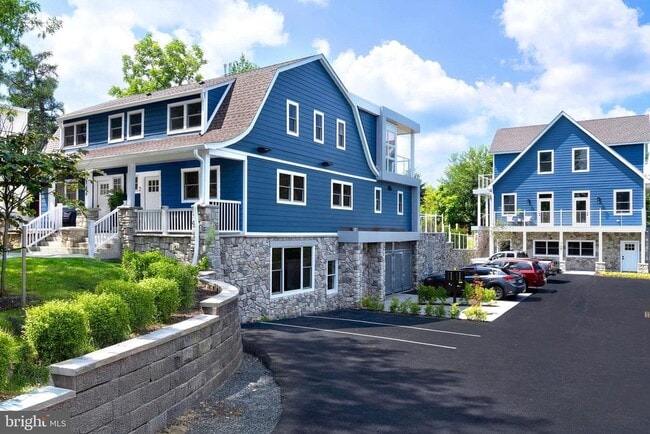 166 John St Unit 2