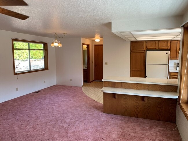 Photo - Large 2 Bedroom Hucrest Home! 1 Year Lease Required