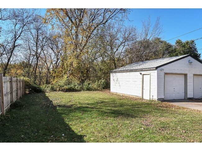 Building Photo - Amazing 5 bedroom 2 bath House!