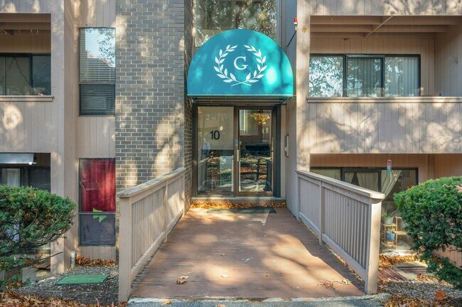 Photo - 10 Shrewsbury Green Dr Unidad J