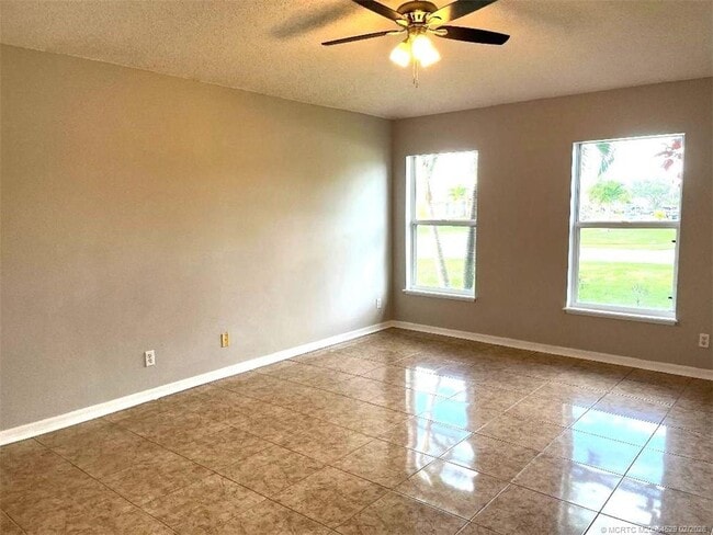 Photo - 1450 SW Paar Dr