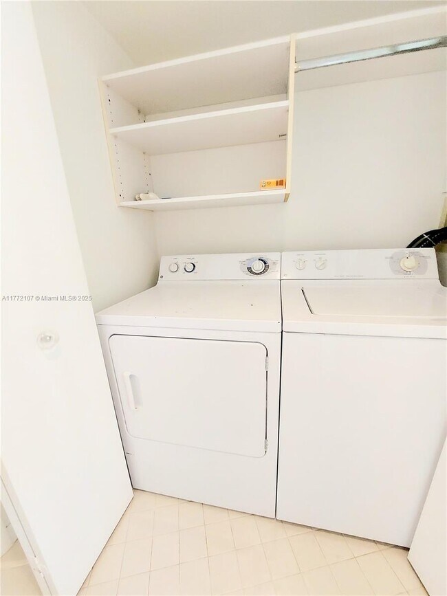 Photo - 1000 W Island Blvd Unidad 2002