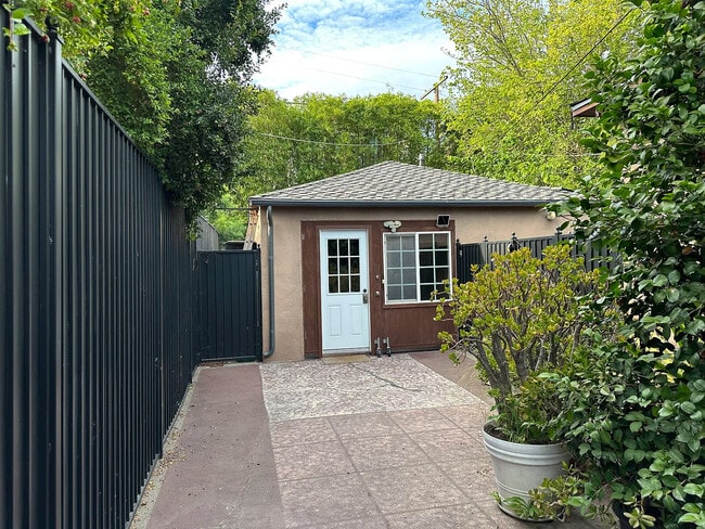 Shared court yard and front entrance - 10809 Huston St