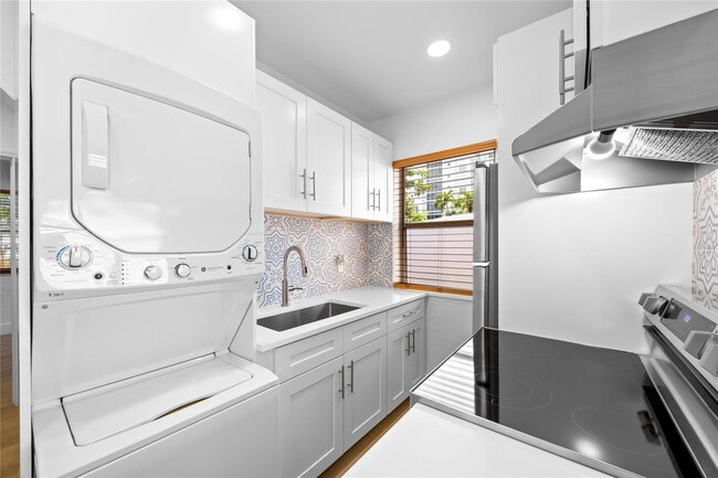 Building Photo - 412 SE 16th St Unit 6