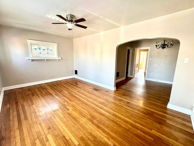 Photo - 4930 Tholozan Ave