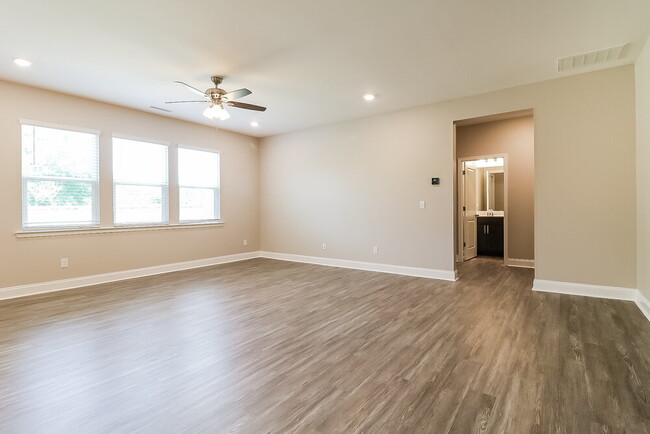 Photo - 231 Pilsen Dr