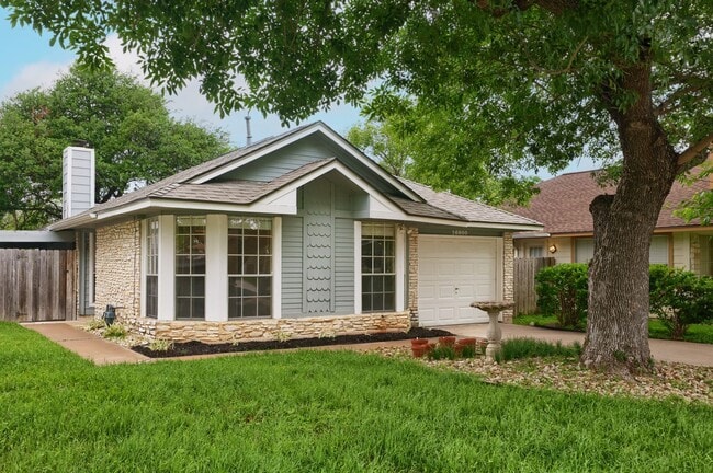 Building Photo - Freshly Renovated! Great Location! Such a sweet home
