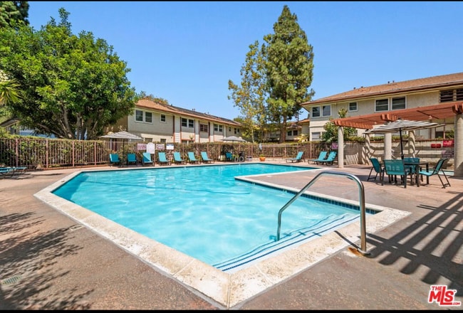 Photo - 5882 Bowcroft St Unidad 3