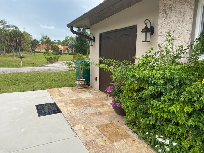 esquina de eliminación del saco - 493 Castle Dr