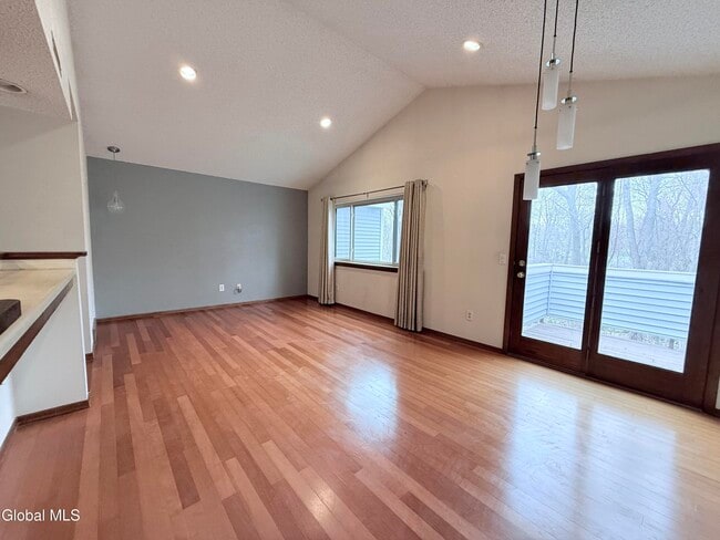 Photo - 208 Yorktown Dr