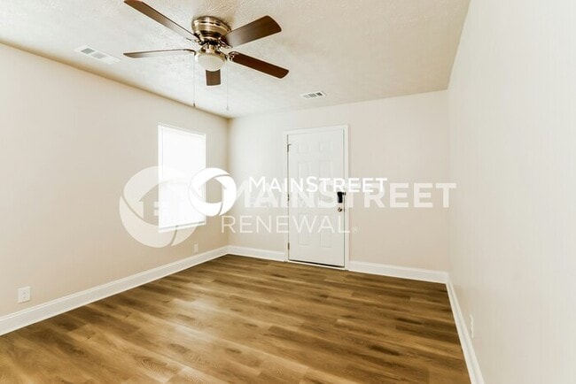 Photo - 3 Bedroom Pet-Friendly Home in Louisville, KY with Main Street Renewal