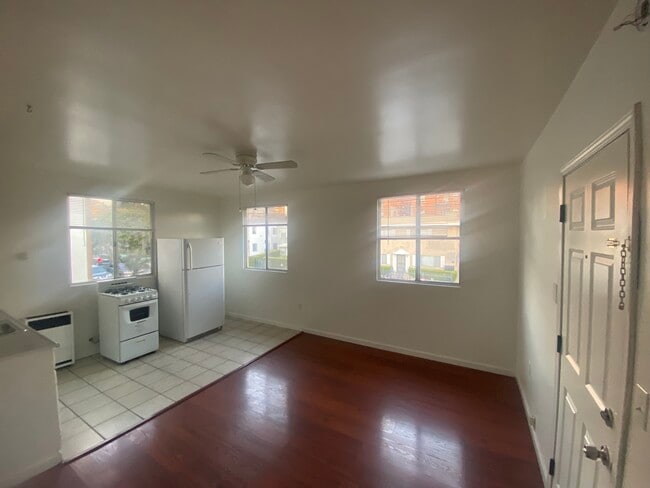 Otro ángulo del espacio de estudio. - 1825 Wilcox Ave Unidad 200