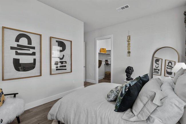 Photo - 476 Suffield Dr