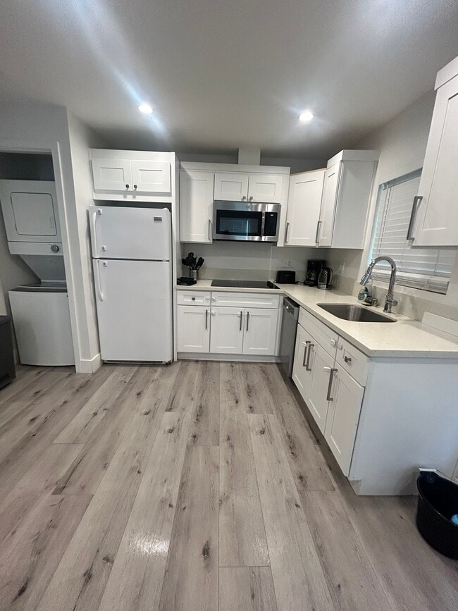 Fully Kitchen -Appliances Included.