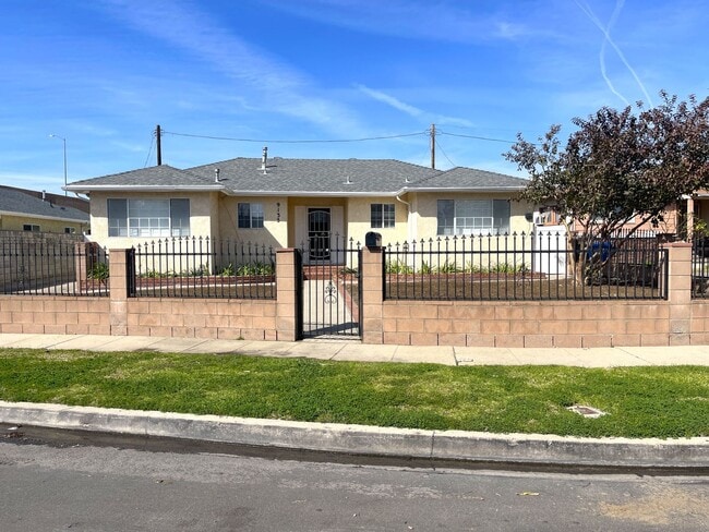 Stylish 4 Bed, 2 Bath Property in Arleta - Stylish 4 Bed, 2 Bath Property in Arleta