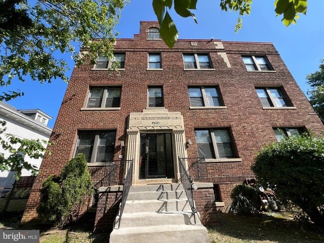 Building Photo - 5601 Colorado Ave NW Unit 6